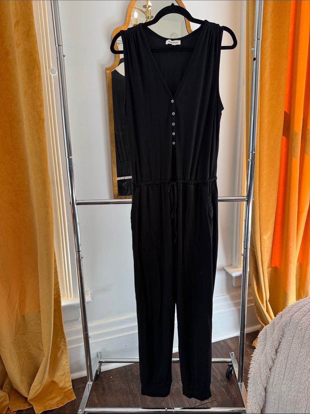 Soft black jumpsuit with pockets!